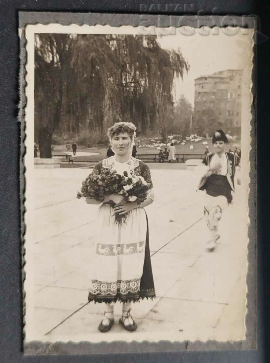 Fotografie veche și femeie în costum popular festiv