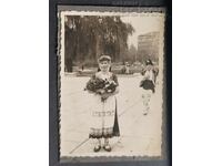 Fotografie veche și femeie în costum popular festiv