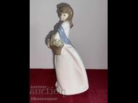 Frumoasa figurina din portelan MIRMASU - FATA MANUAL IN SPANIA