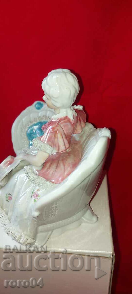 ПОРЦЕЛАНОВА СТАТУЕТКА с цена 67.50 лв. | € 34.51 ПОРЦЕЛАНОВА СТАТУЕТКА с цена 67.50 лв. | € 34.51