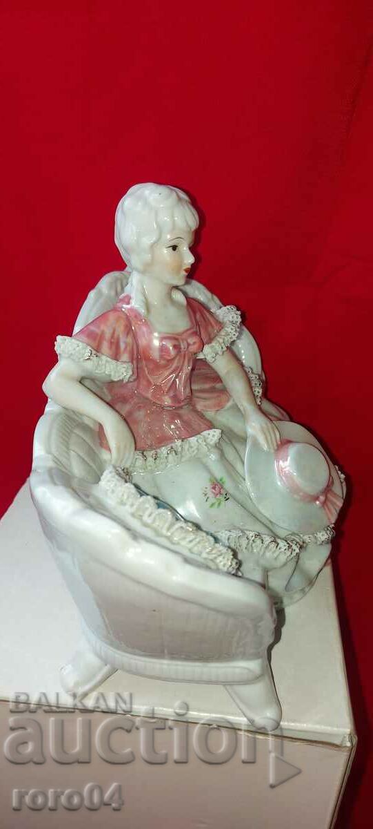 Доставка на ПОРЦЕЛАНОВА СТАТУЕТКА Доставка на ПОРЦЕЛАНОВА СТАТУЕТКА