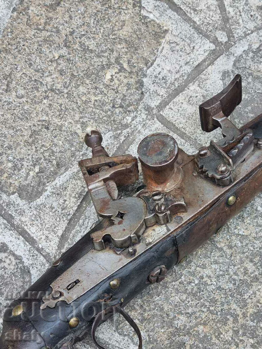 Auction An old rifle. Auction An old rifle.