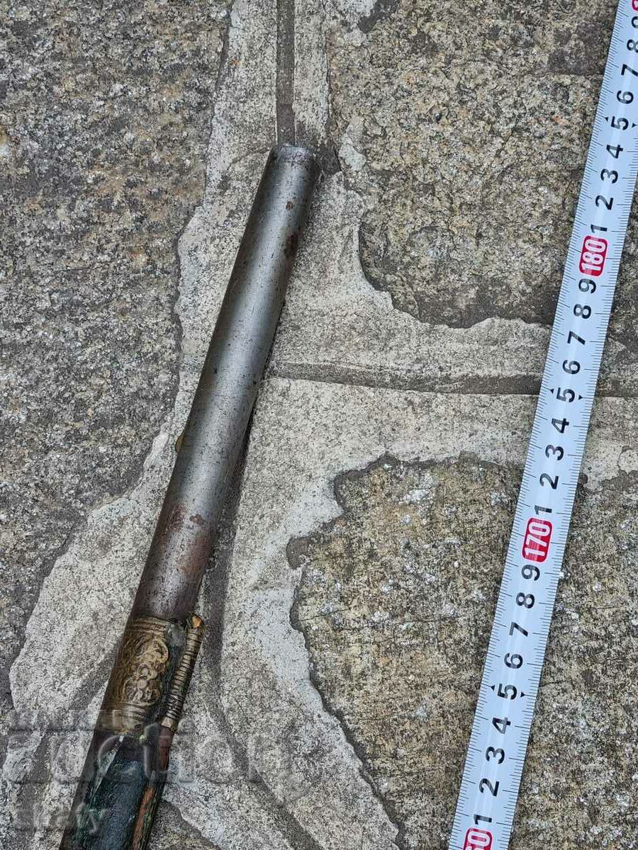 An old rifle. - 5 An old rifle. - 5