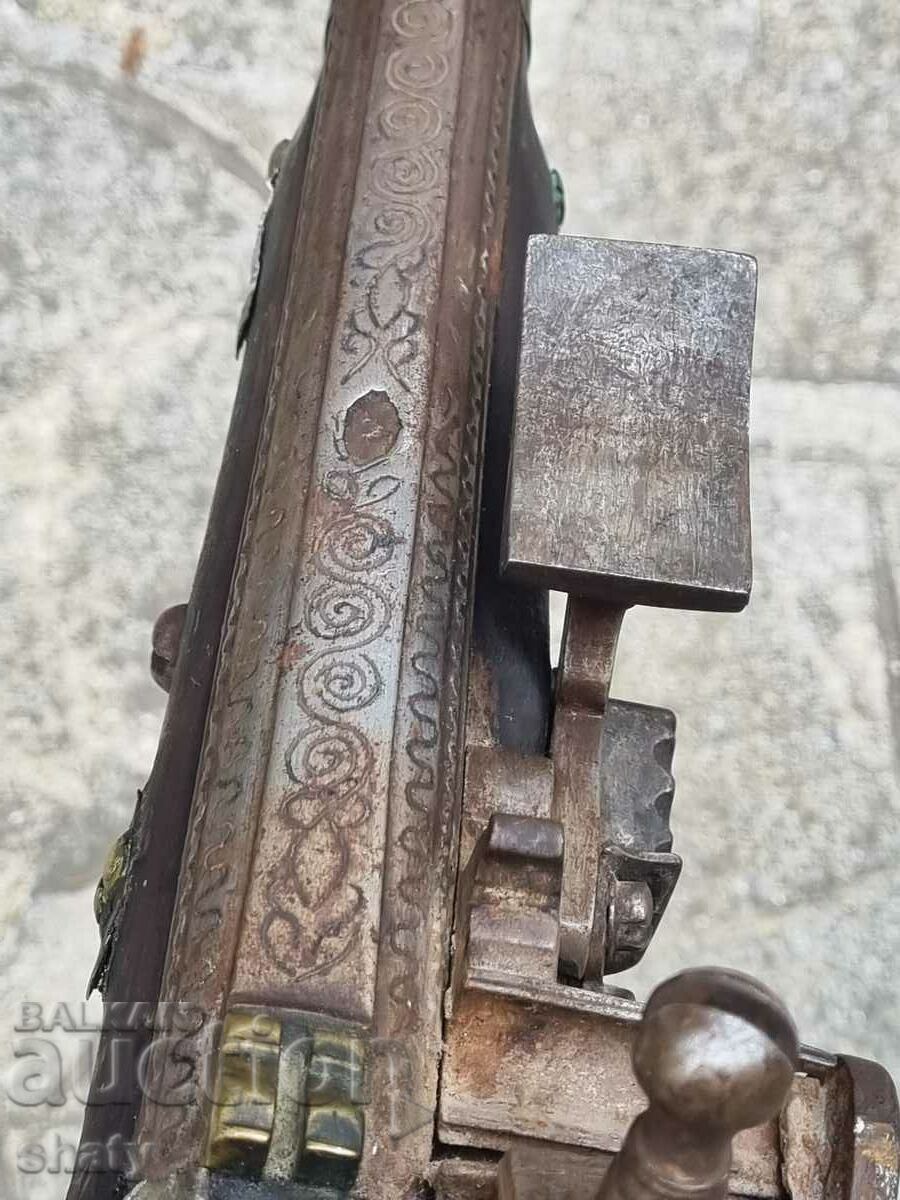 An old rifle. - 6 An old rifle. - 6