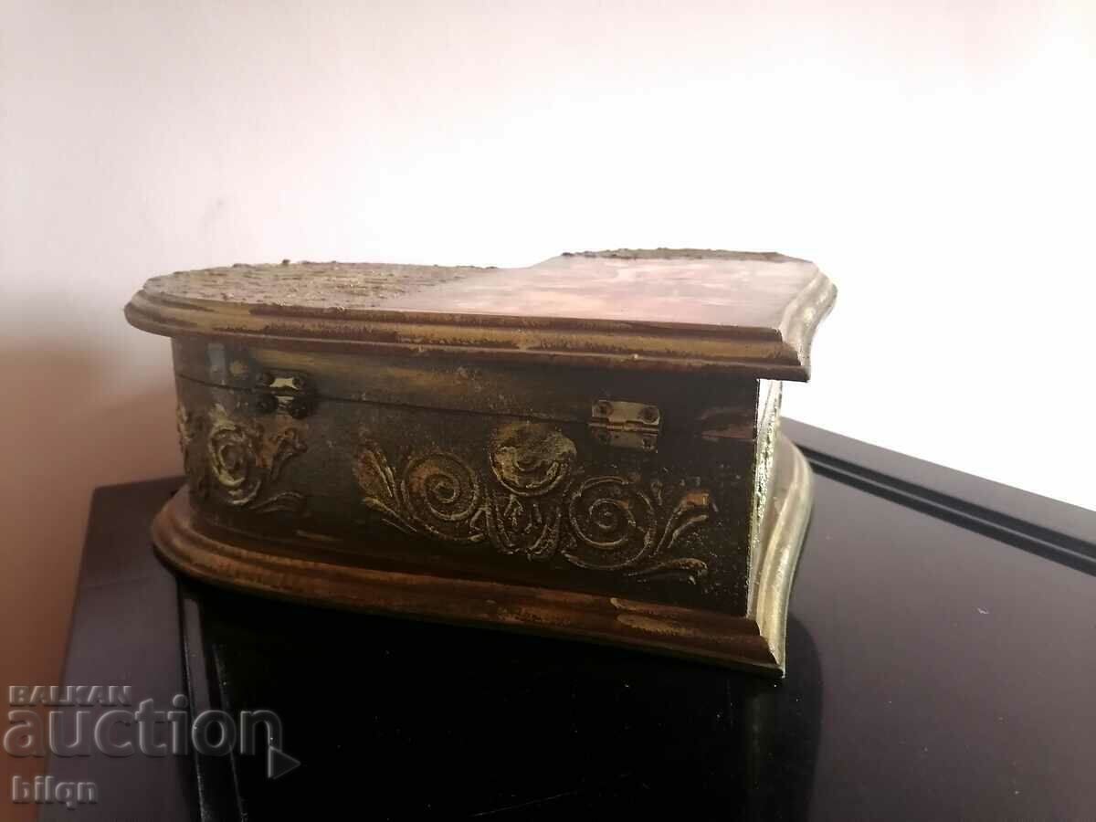 Auction Incredibly Beautiful Large Wooden Heart Box Auction Incredibly Beautiful Large Wooden Heart Box