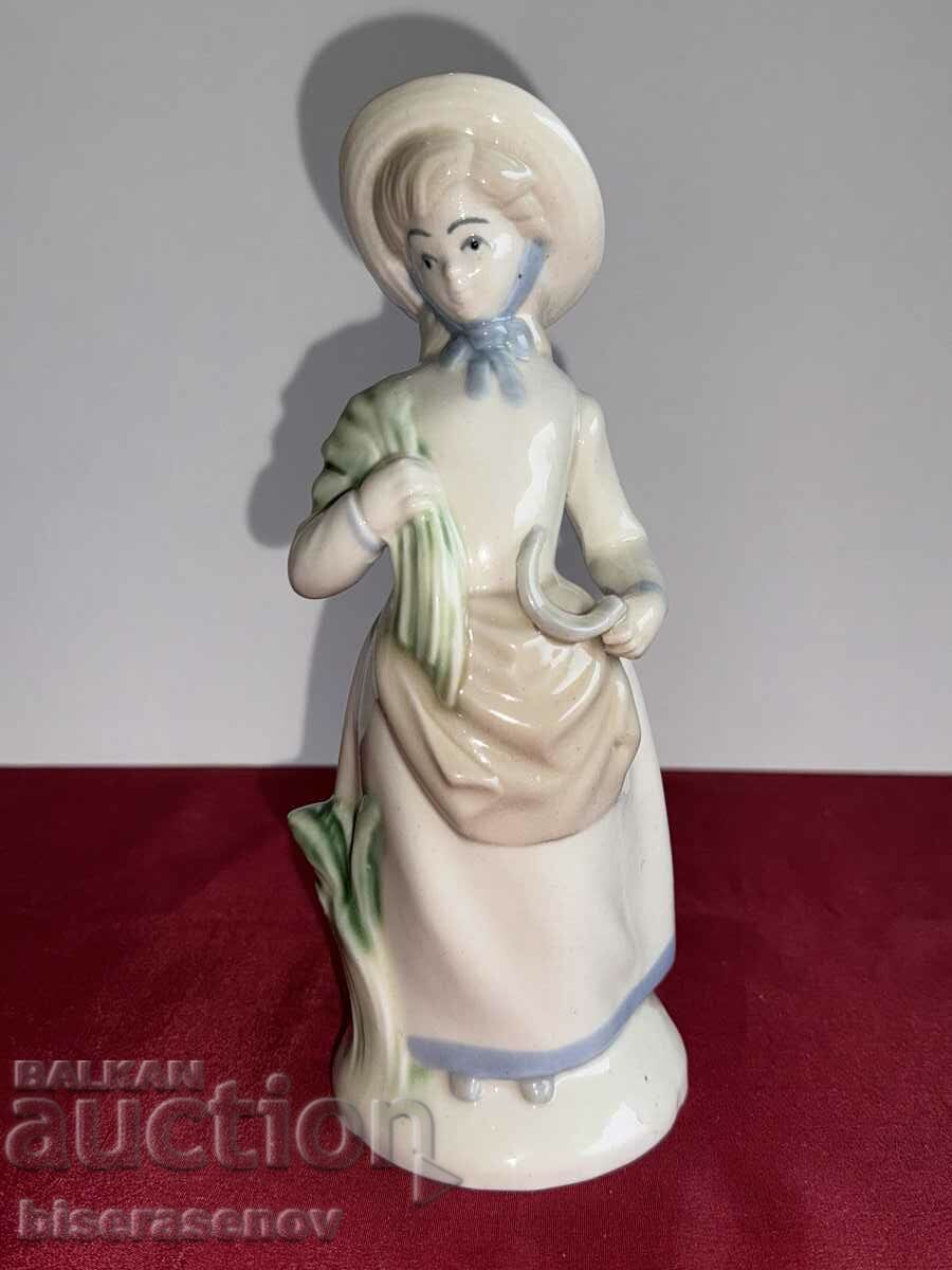 Frumoasă figurină din porțelan marcată MADE IN SPAIN