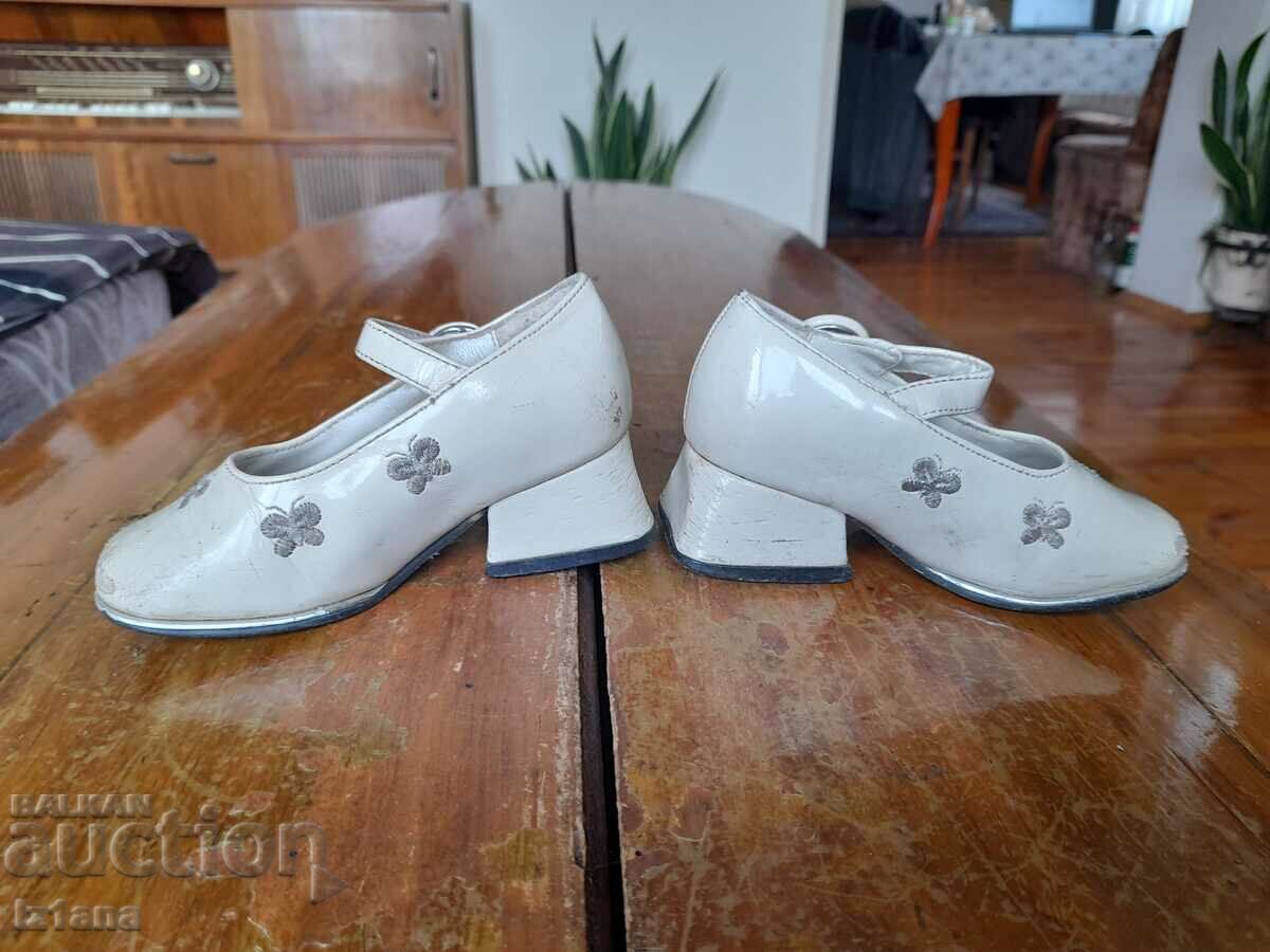 Pantofi vechi pentru copii cu preț 27.00 BGN | € 13.80 Pantofi vechi pentru copii cu preț 27.00 BGN | € 13.80