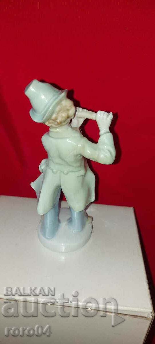 Auction PORCELAIN STATUETTE Auction PORCELAIN STATUETTE