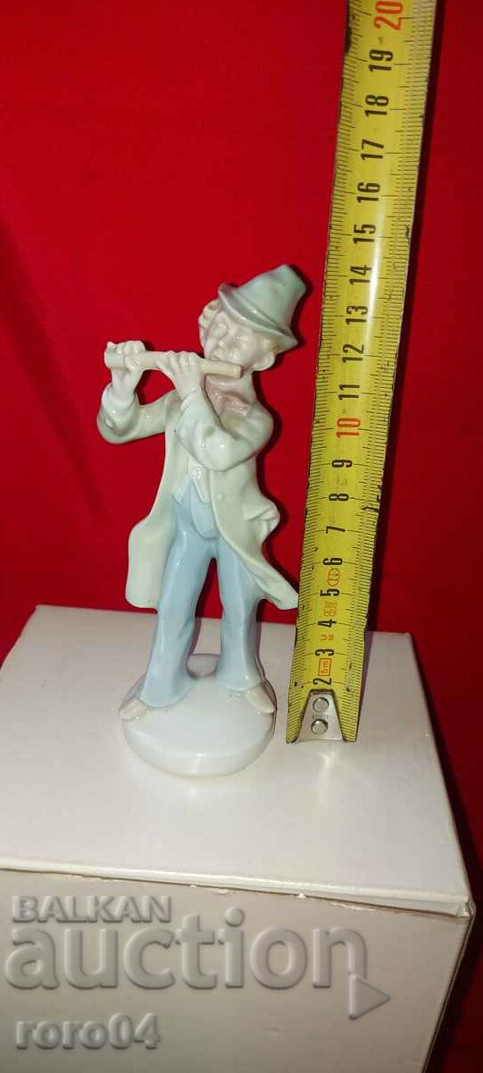 PORCELAIN STATUETTE - 5 PORCELAIN STATUETTE - 5