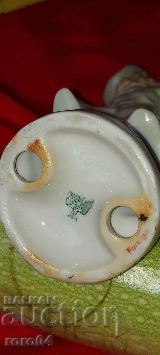 PORCELAIN STATUETTE - 7 PORCELAIN STATUETTE - 7