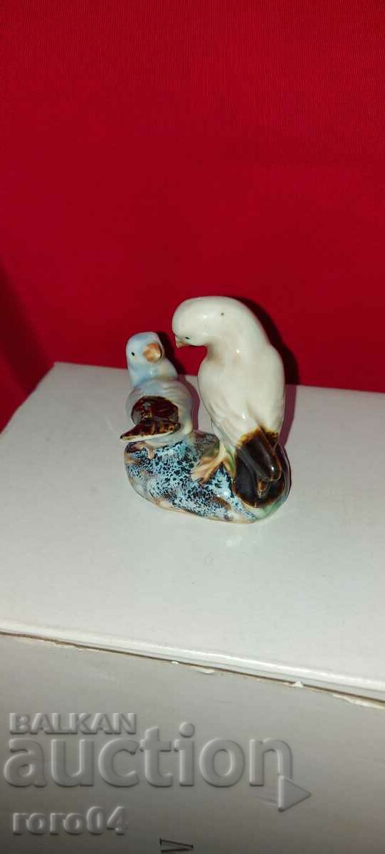Auction PORCELAIN STATUETTE Auction PORCELAIN STATUETTE