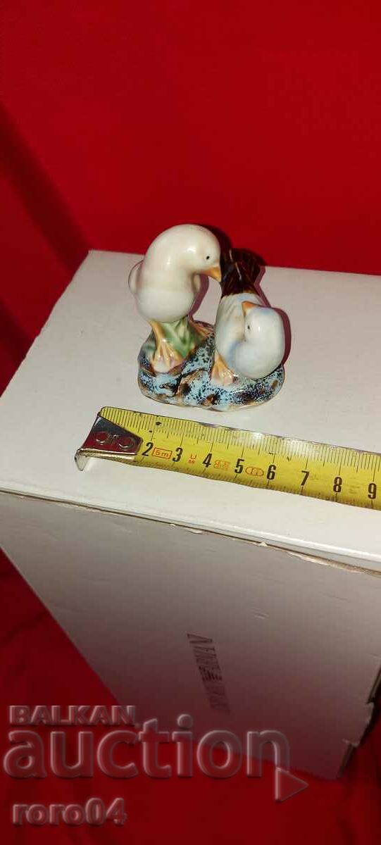 PORCELAIN STATUETTE - 5 PORCELAIN STATUETTE - 5