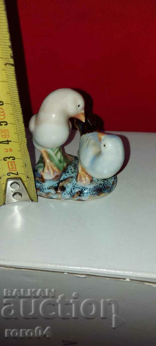 PORCELAIN STATUETTE - 6 PORCELAIN STATUETTE - 6