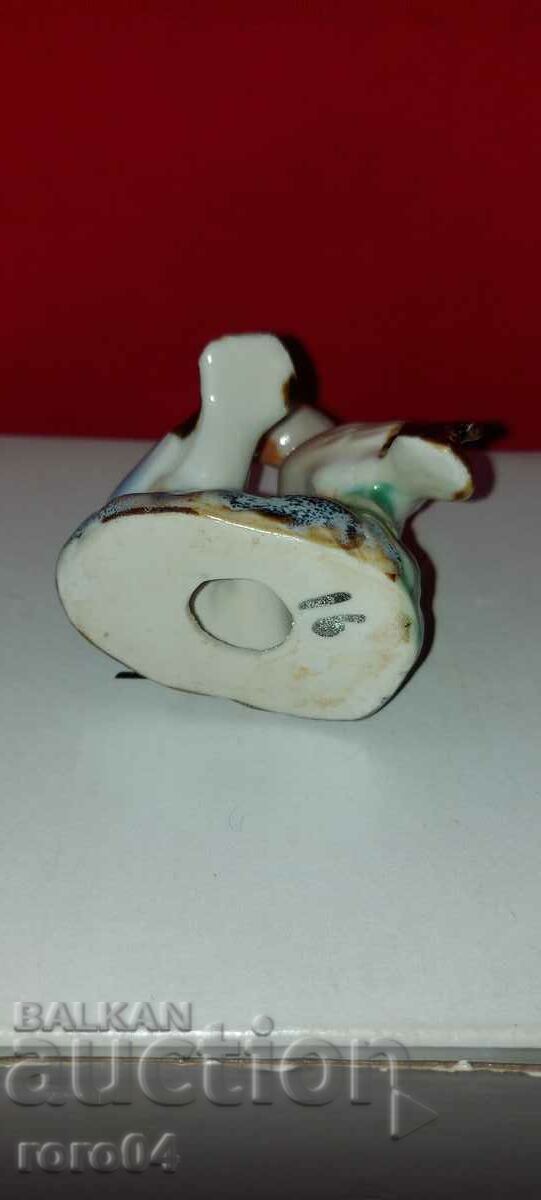 PORCELAIN STATUETTE - 7 PORCELAIN STATUETTE - 7