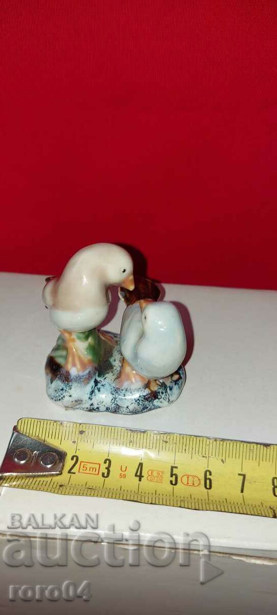 PORCELAIN STATUETTE - 5 PORCELAIN STATUETTE - 5