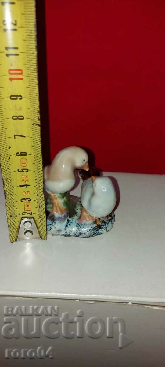 PORCELAIN STATUETTE - 6 PORCELAIN STATUETTE - 6