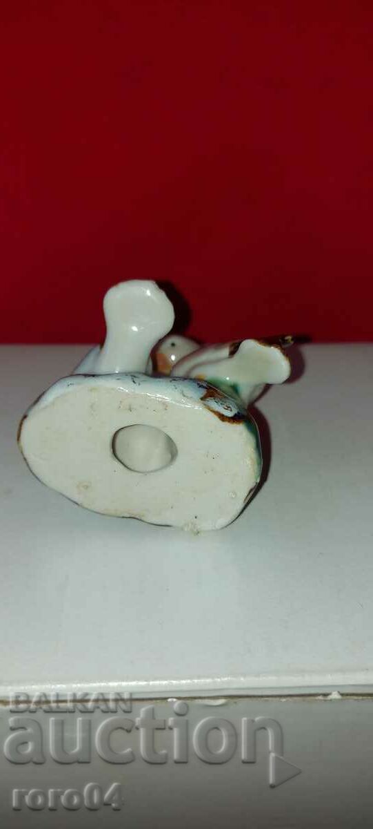 PORCELAIN STATUETTE - 7 PORCELAIN STATUETTE - 7