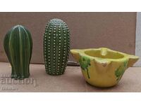 Două figurine de cactus din porțelan și o scrumieră din ceramică