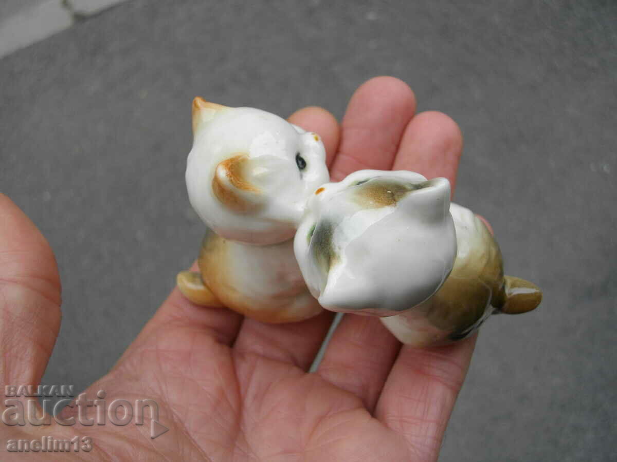 Delivery of OLD PORCELAIN KITTEN MARKED