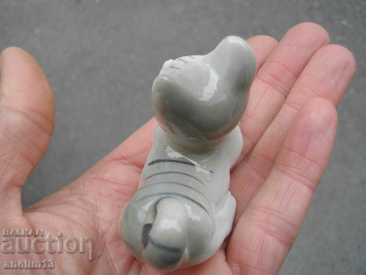 Auction  OLD PORCELAIN KITTEN