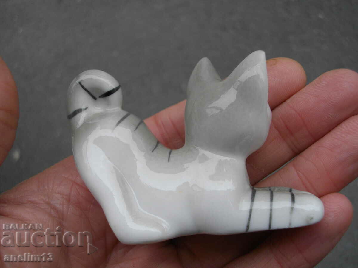 Delivery of OLD PORCELAIN KITTEN