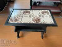 Παλιό ξύλινο τραπέζι σερβιρίσματος