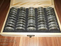 50 монети с нови капсули и дървена кутия.