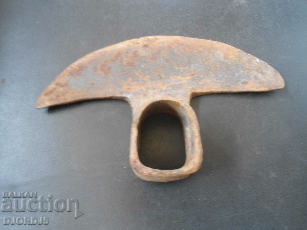 Μια παλιά σφυρηλατημένη σκαπάνη με τιμή 4.00 BGN | € 2.05 Μια παλιά σφυρηλατημένη σκαπάνη με τιμή 4.00 BGN | € 2.05