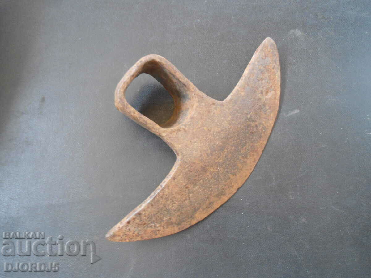 Δημοπρασία Μια παλιά σφυρηλατημένη σκαπάνη Δημοπρασία Μια παλιά σφυρηλατημένη σκαπάνη