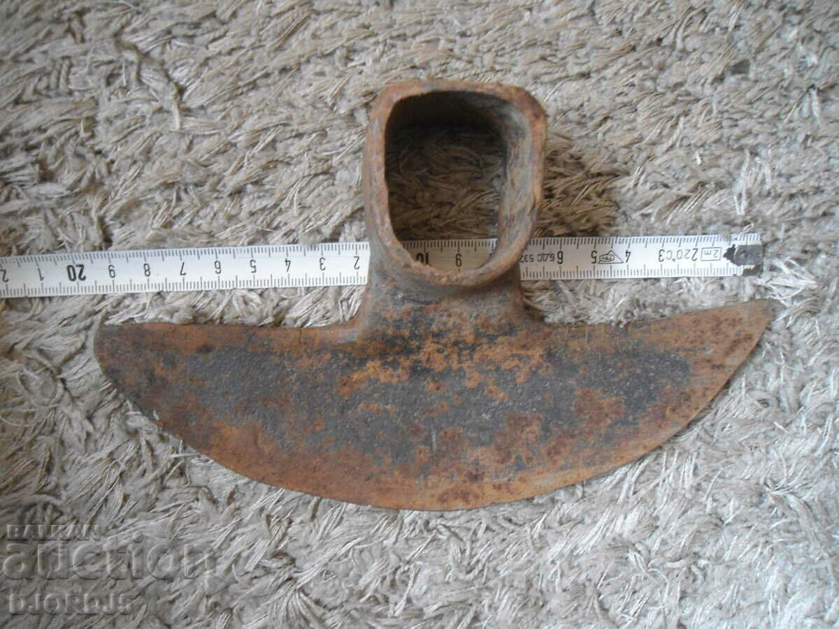 Παράδοση Μια παλιά σφυρηλατημένη σκαπάνη Παράδοση Μια παλιά σφυρηλατημένη σκαπάνη