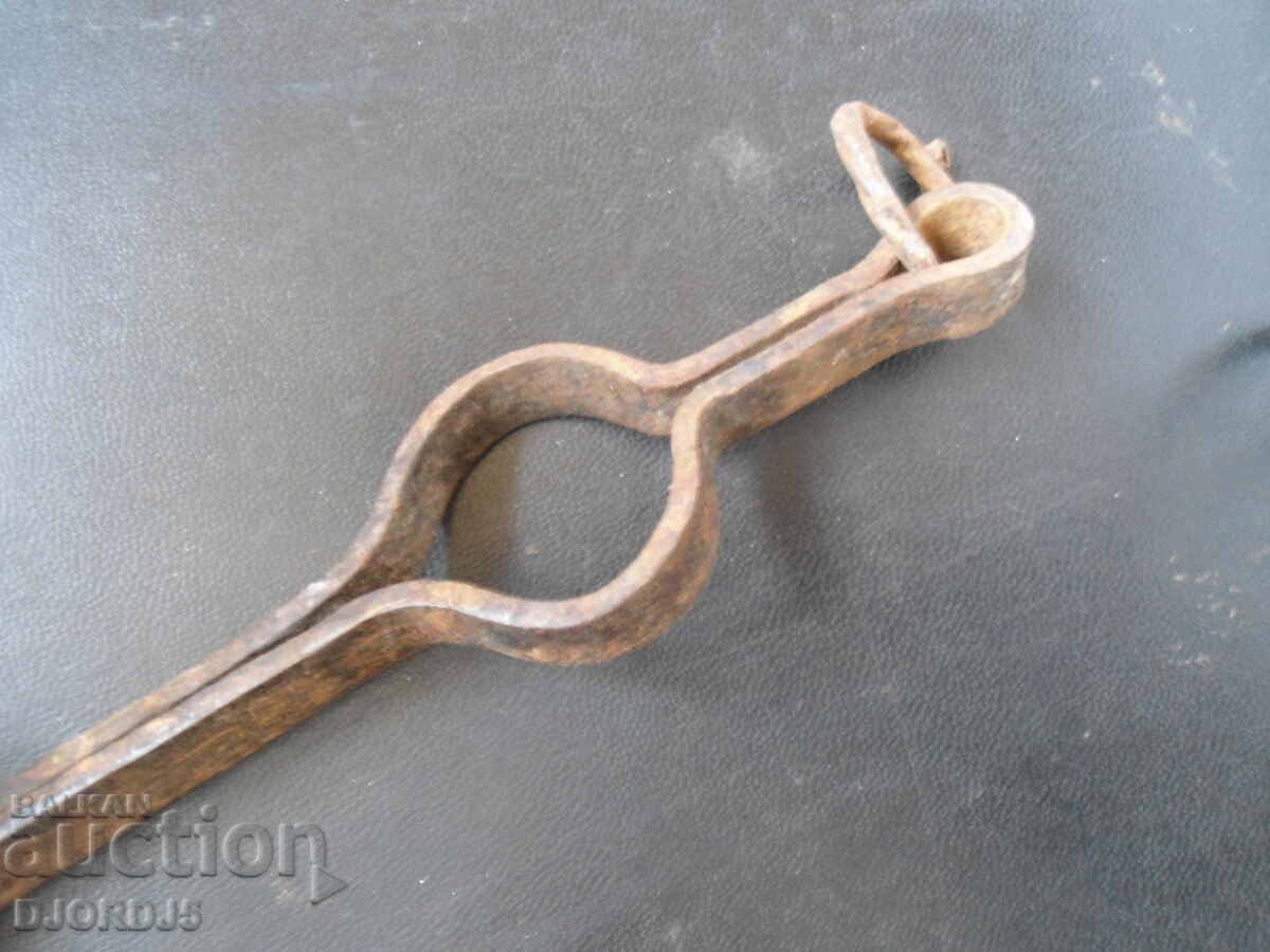 Old tongs, dilaf with price 5.00 BGN | € 2.56 Old tongs, dilaf with price 5.00 BGN | € 2.56