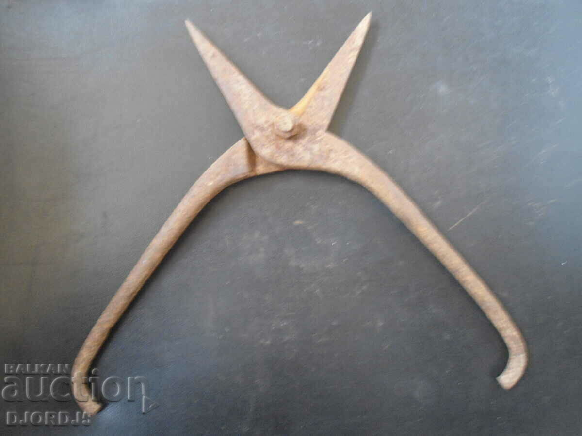 Old sheet metal shears with price 6.00 BGN | € 3.07 Old sheet metal shears with price 6.00 BGN | € 3.07