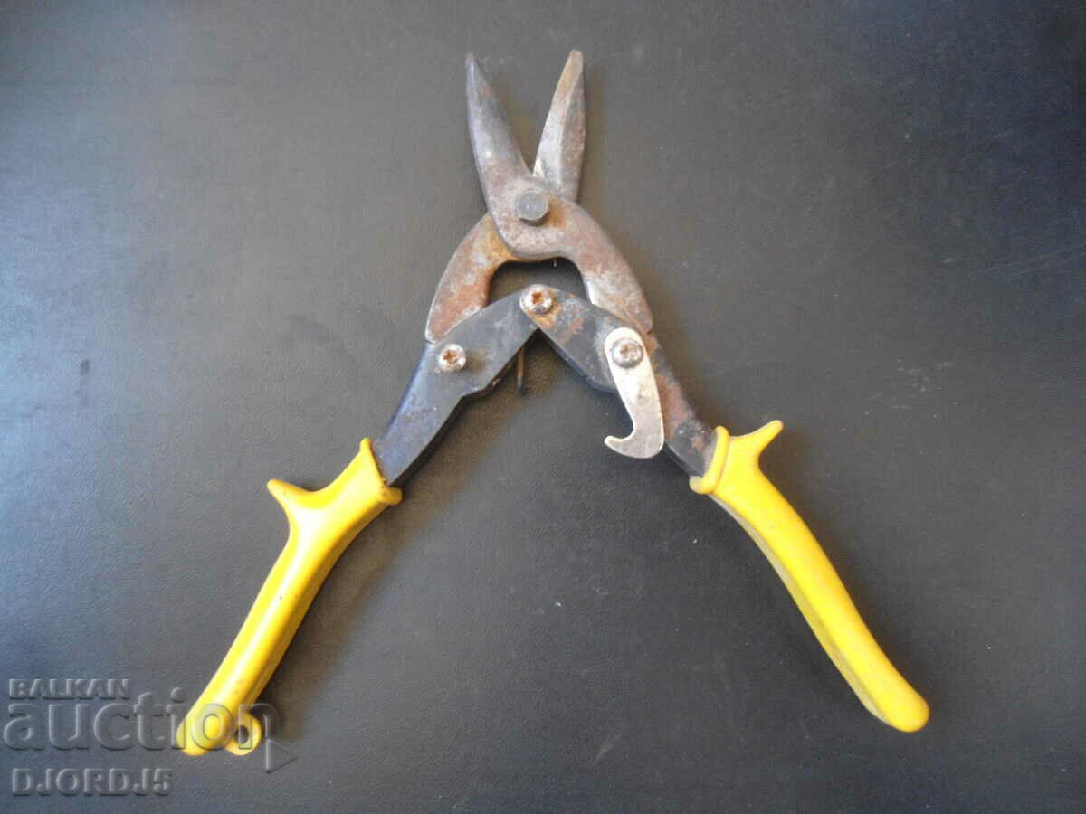 Old scissors with price 5.00 BGN | € 2.56 Old scissors with price 5.00 BGN | € 2.56