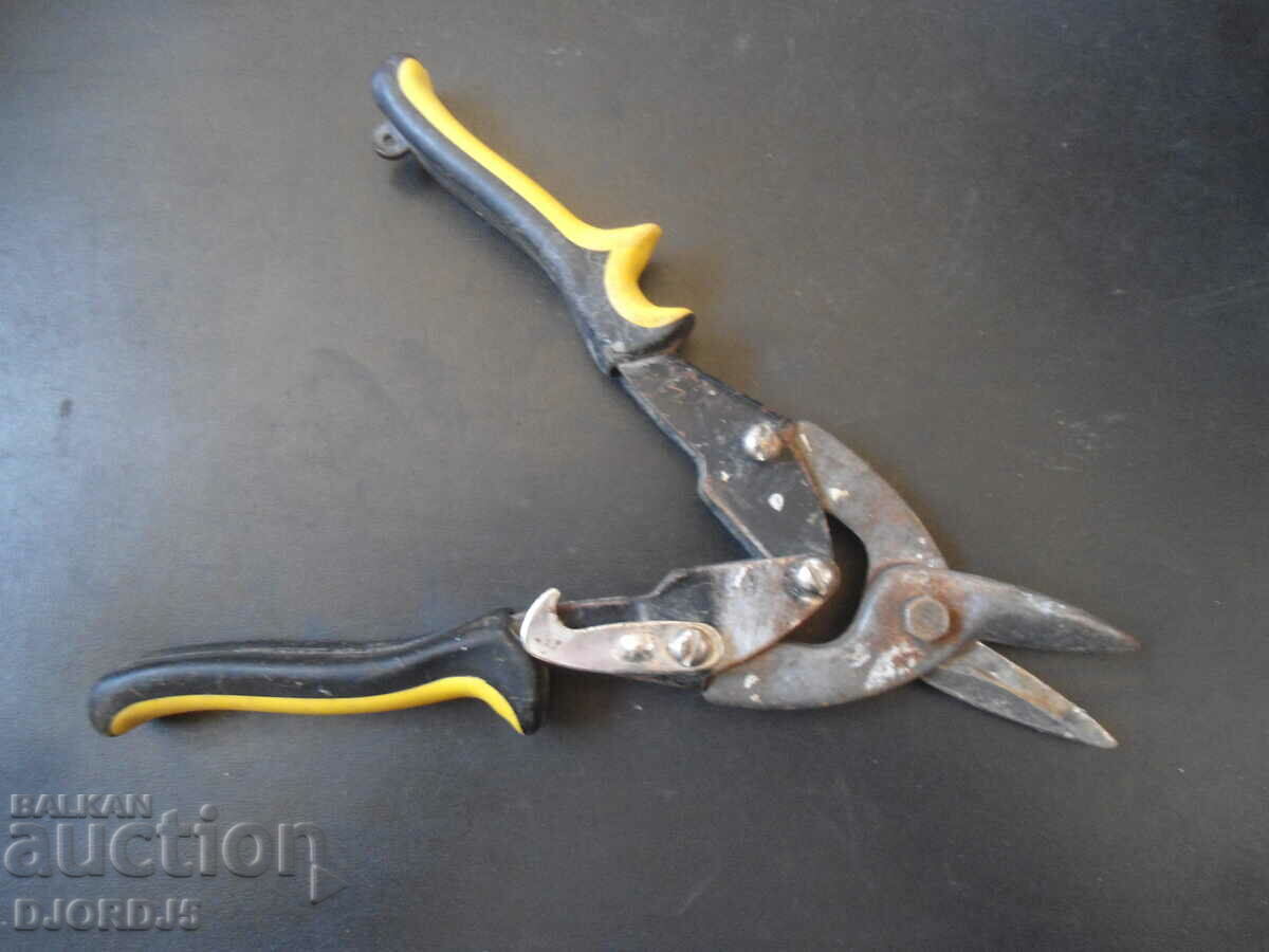 Old scissors with price 7.00 BGN | € 3.58 Old scissors with price 7.00 BGN | € 3.58