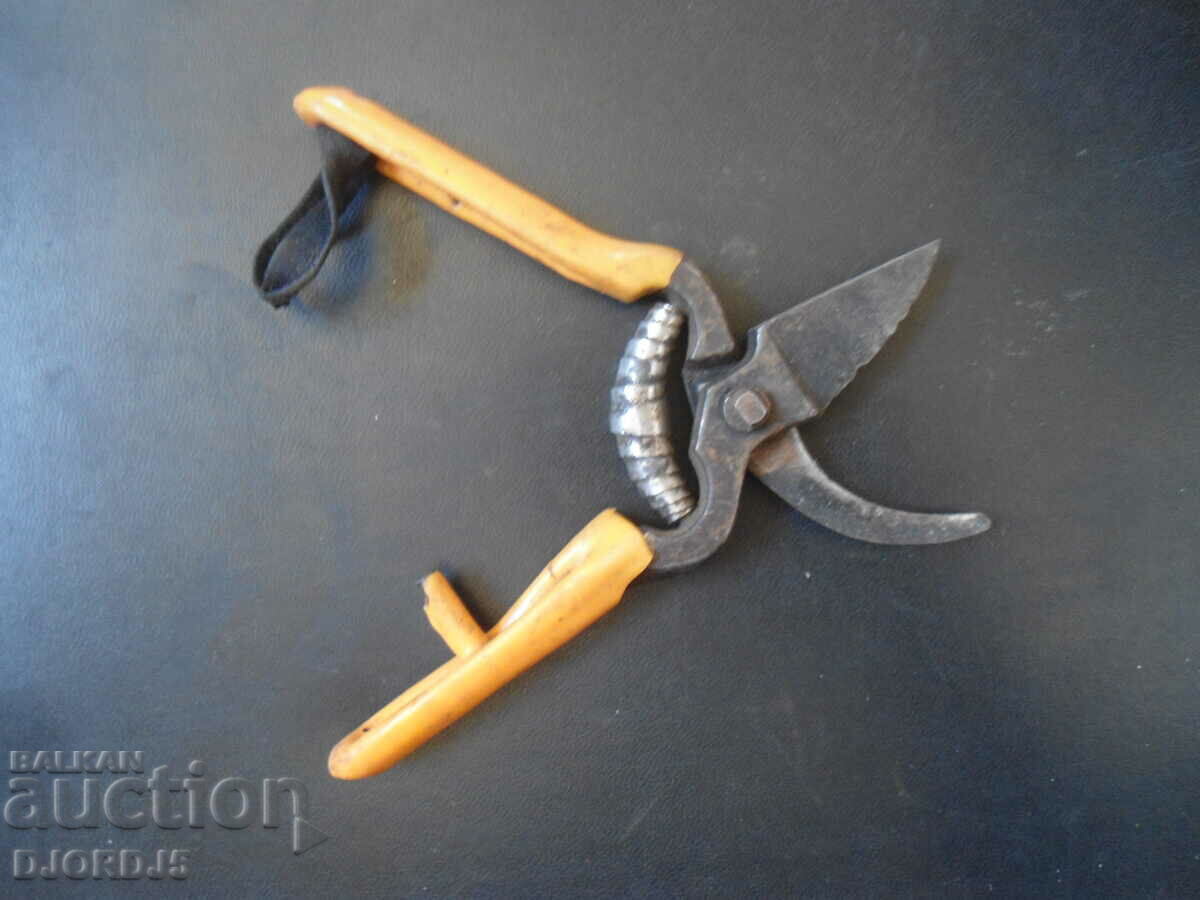 Old scissors, DAPRILE with price 5.00 BGN | € 2.56 Old scissors, DAPRILE with price 5.00 BGN | € 2.56