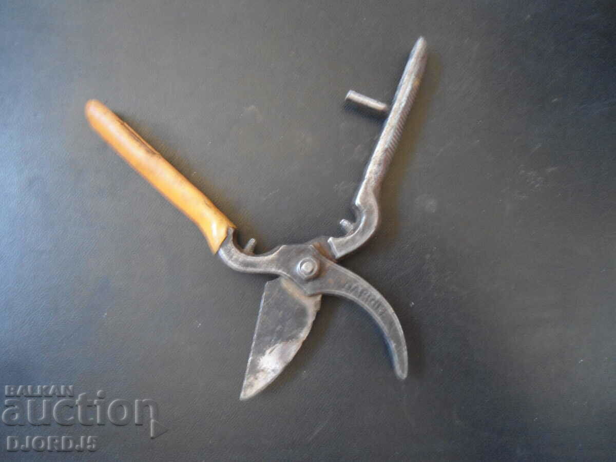 Old scissors, DAPRILE with price 4.00 BGN | € 2.05 Old scissors, DAPRILE with price 4.00 BGN | € 2.05