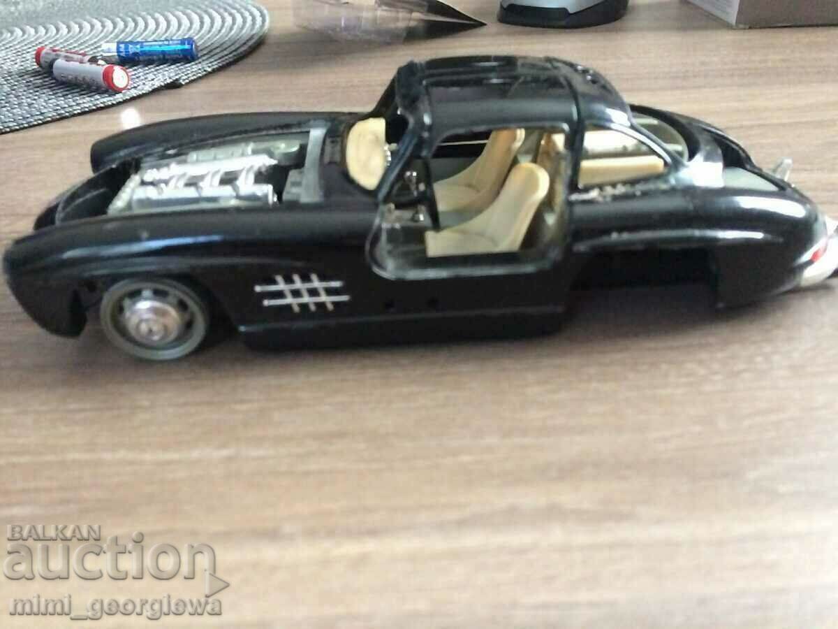 Mercedes - Benz 300 SL - 1 /24 of the company "Burago" Italy Mercedes - Benz 300 SL - 1 /24 of the company "Burago" Italy