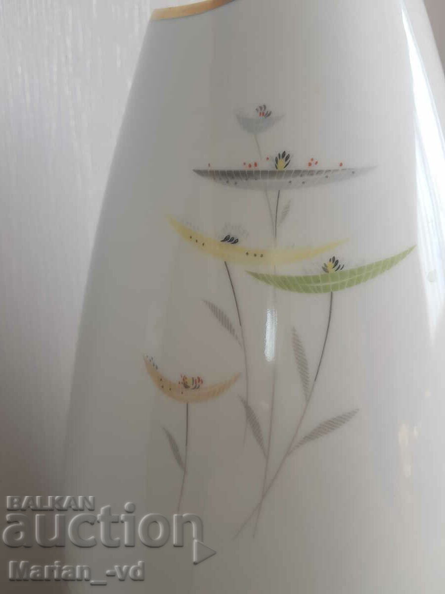 Delivery of Thomas Rosenthal porcelain vase, height 44 cm. Delivery of Thomas Rosenthal porcelain vase, height 44 cm.