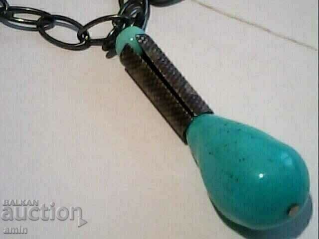 Δημοπρασία ένα όμορφο κολιέ με μια μεγάλη πέτρα τορκοϊάζ Δημοπρασία ένα όμορφο κολιέ με μια μεγάλη πέτρα τορκοϊάζ