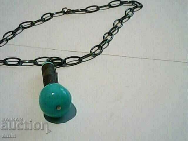 ένα όμορφο κολιέ με μια μεγάλη πέτρα τορκοϊάζ ένα όμορφο κολιέ με μια μεγάλη πέτρα τορκοϊάζ