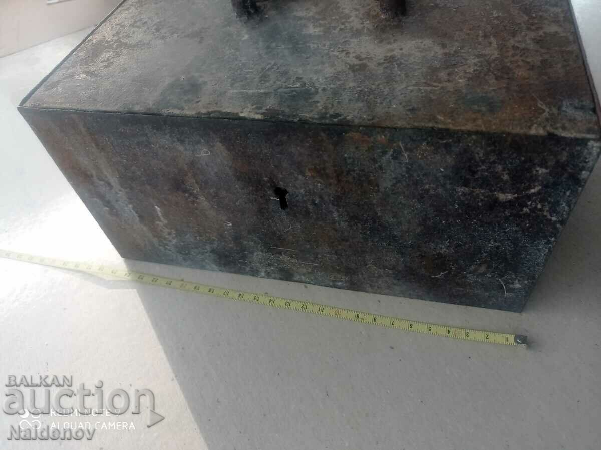 Стара Желязна каса много тежка с цена 50.00 лв. | € 25.56 Стара Желязна каса много тежка с цена 50.00 лв. | € 25.56