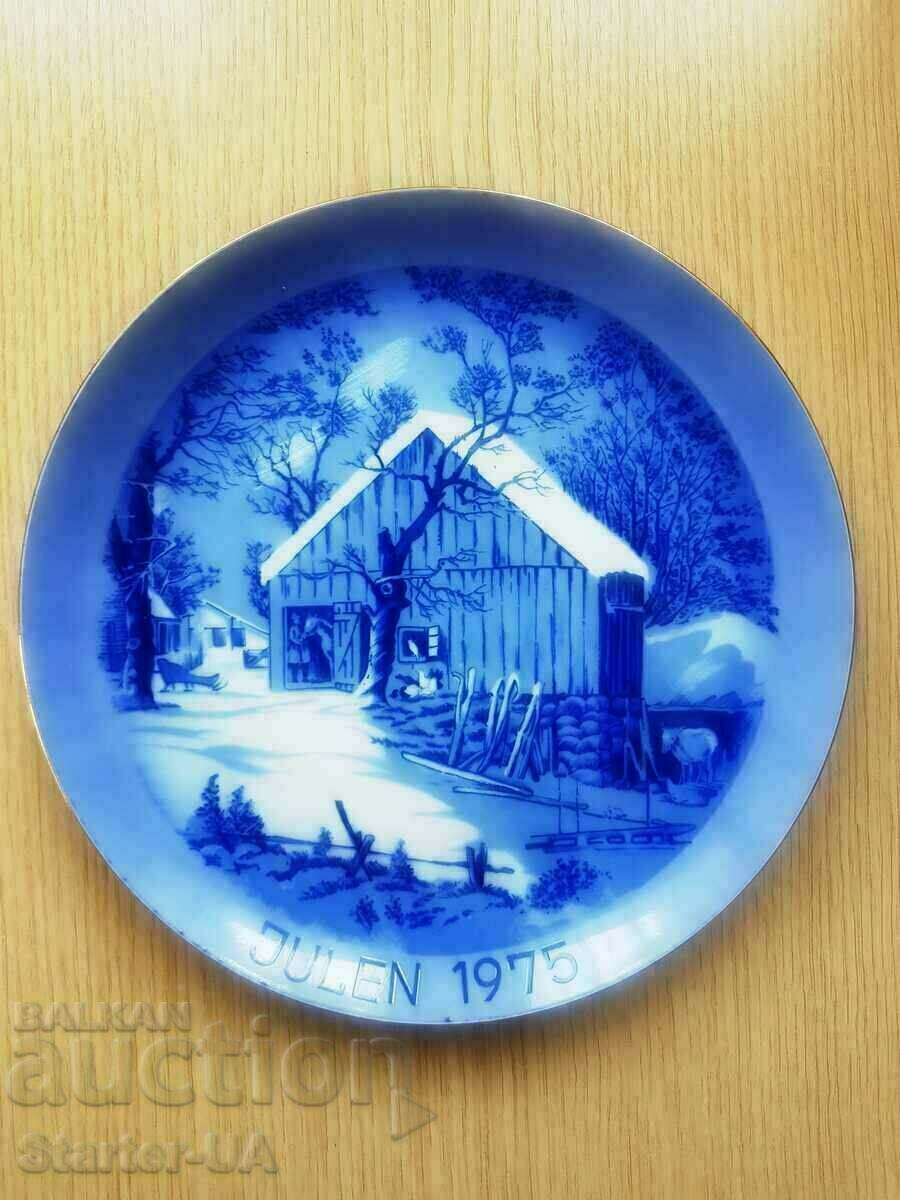 Beautiful wall plate. JULEN 1975. Not marked.