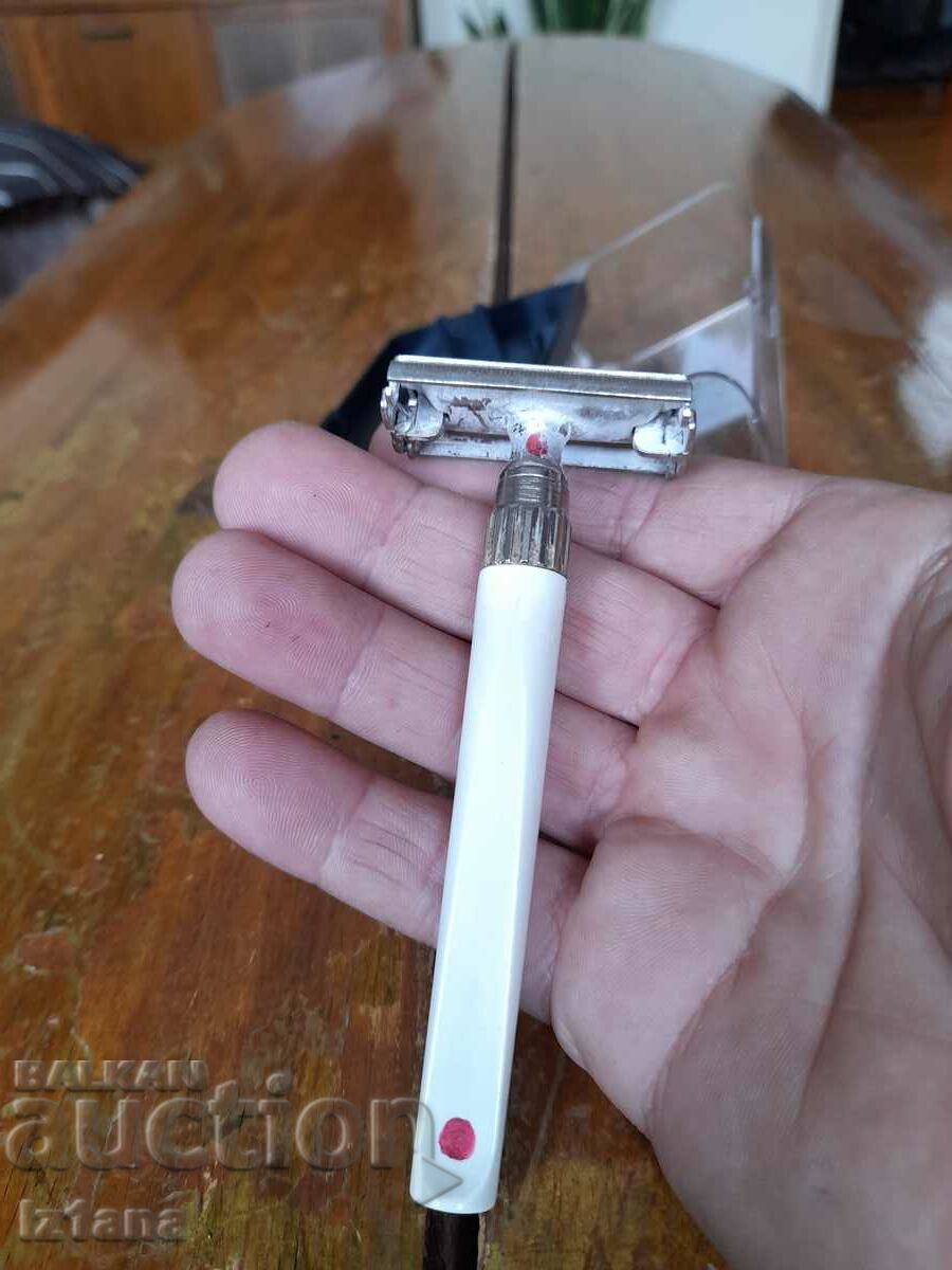 Old razor Astra with price 22.00 BGN | € 11.25 Old razor Astra with price 22.00 BGN | € 11.25