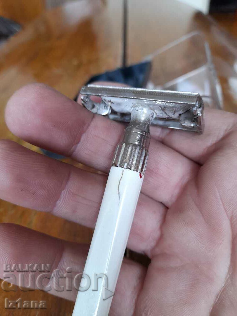 Delivery of Old razor Astra Delivery of Old razor Astra