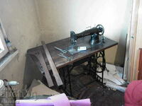 Large professional sewing machine Kingdom read description