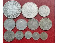 O mulțime de monede de argint