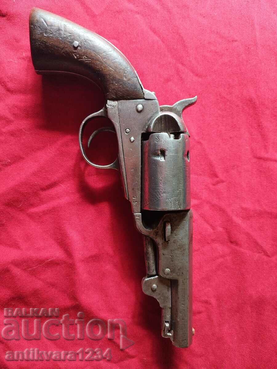Vechiul revolver COLT.
