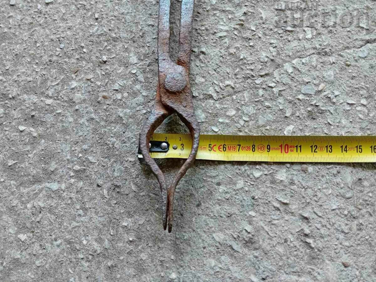 Delivery of antique blacksmith tongs tongs Delivery of antique blacksmith tongs tongs