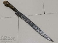 Ένα παλιό μαχαίρι βοσκού χωρίς κανίγια, σκαλισμένο από ένα κέρατο καρακουλάκ, ένα στιλέτο