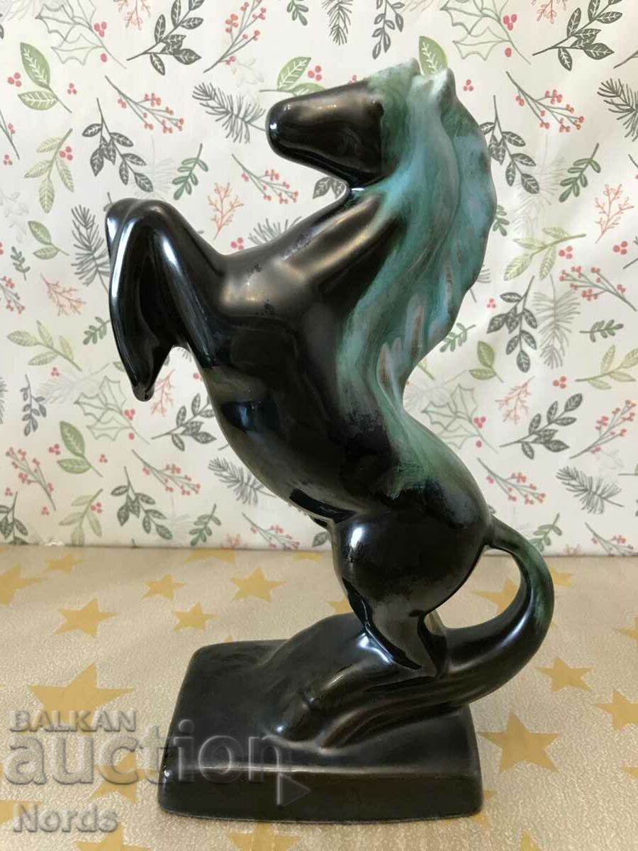 O figurină frumoasă de cal